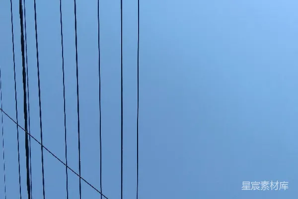 高清摄影 电线杆和电线在蓝天背景下