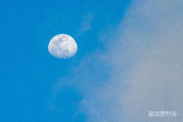 高清摄影 满月在蓝天中