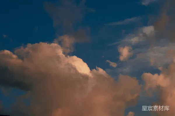 高清摄影 夕阳西下，云层在建筑屋顶上方漂浮。