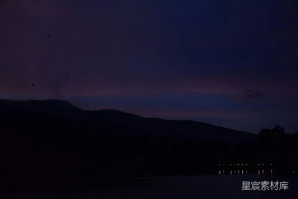 高清摄影 天空被水面上的阴云笼罩，显得昏暗。