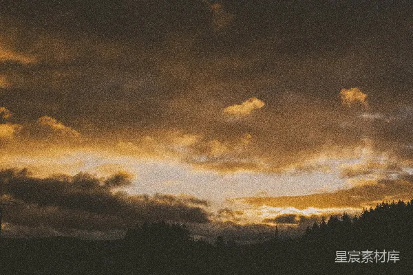 高清摄影 天空非常昏暗，布满了云层，太阳正在落山。