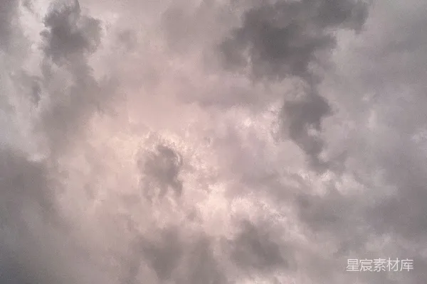 高清摄影 阴云密布的天空，前景中有一座钟楼