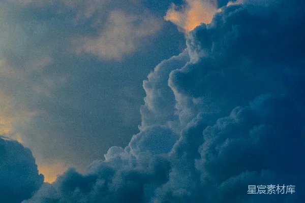 高清摄影 一架飞机飞过湛蓝的云层。