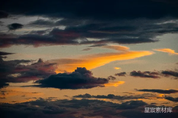 高清摄影 一架飞机在夕阳西下、云层飘动的天空中飞行。