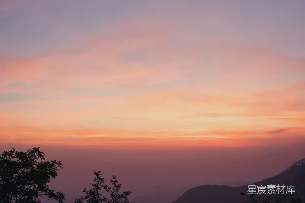 高清摄影 夕阳西下，山峦与树木在余晖中显得宁静而美丽。