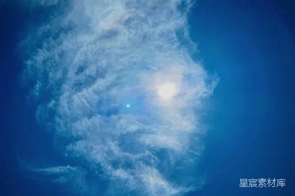 高清摄影 蓝天白云中阳光透过云层照耀