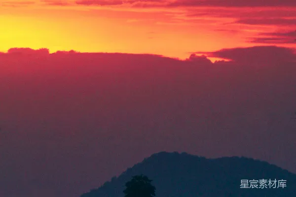 高清摄影 夕阳正照耀在山脉之上。