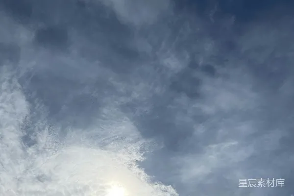 高清摄影 一架飞机在阴云密布的蓝天中飞行