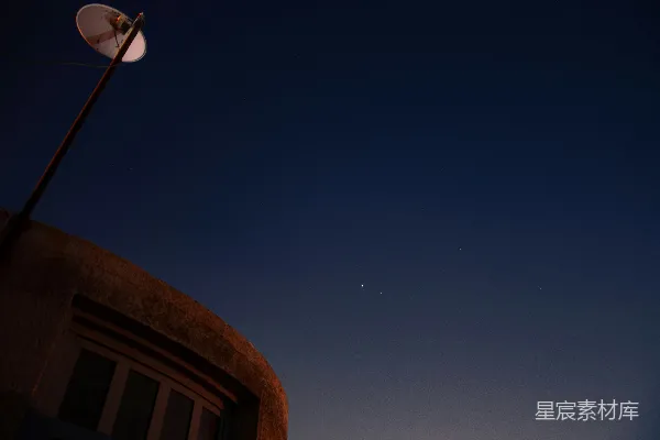 高清摄影 夜晚的一盏路灯和一座建筑
