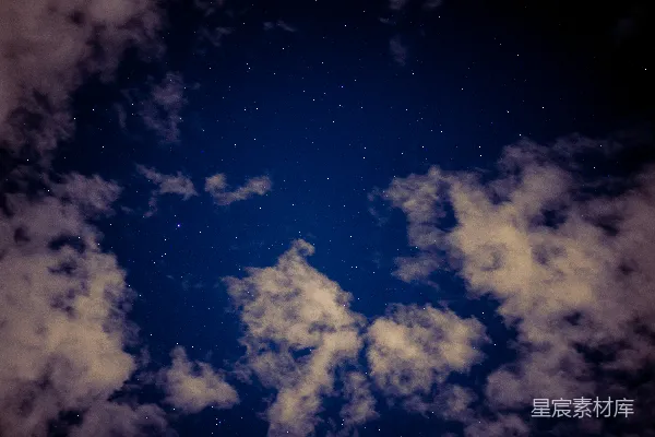 高清摄影 夜空中布满了星星和云彩。