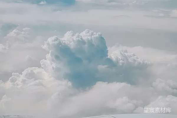 高清摄影 飞机机翼在空中的景象