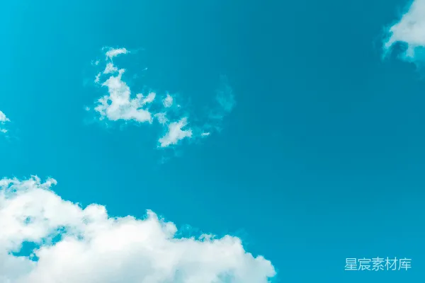 高清摄影 一架飞机在蓝天白云中飞行。