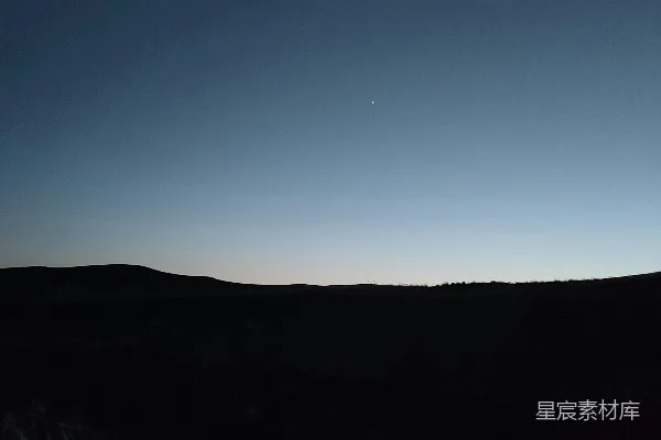 高清摄影 一个昏暗的景观，远处可以看到一轮明月。