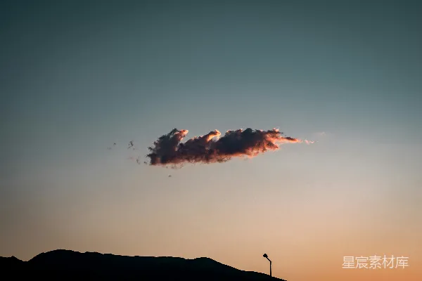 高清摄影 天空中一座山丘上方的一朵云