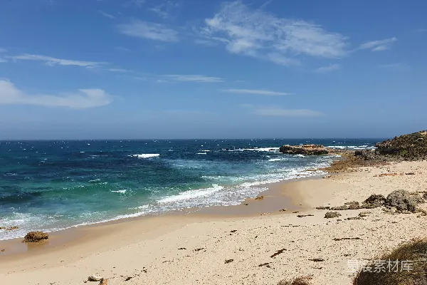 高清摄影 一片细软的沙滩，海浪从海边涌来。