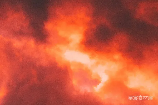 高清摄影 一架飞机在夕阳下飞过天空