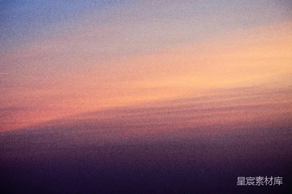 高清摄影 柔和的淡粉色日落天空，飘着薄云。