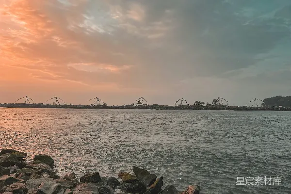 高清摄影 一片广阔的水域，背景是天空。