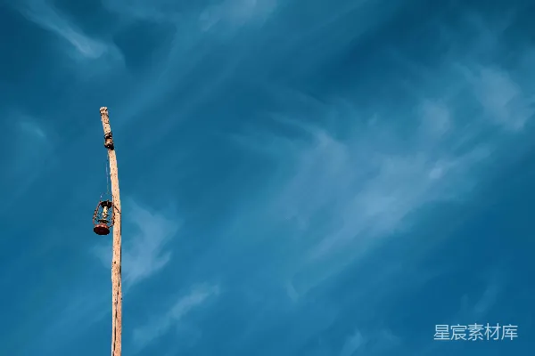 高清摄影 蓝天下黑色的路灯