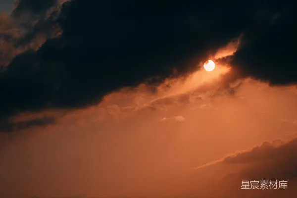 高清摄影 夕阳西下时天上的太阳