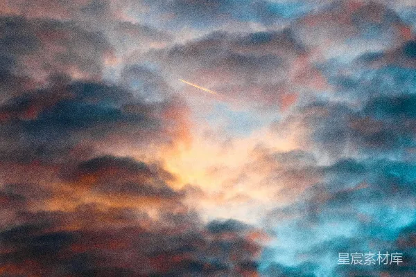 高清摄影 一架飞机在夕阳下的多云天空中飞行