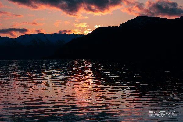 高清摄影 夕阳西下，山峦连绵。