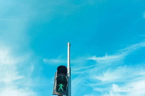 高清摄影 一个杆子上的红绿灯，背景是天空。