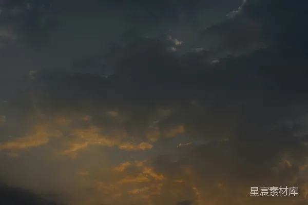 高清摄影 一架飞机在日落时分的天空中飞行