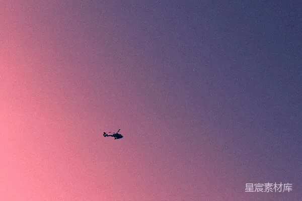 高清摄影 一架孤独的直升机飞过渐变的天空。