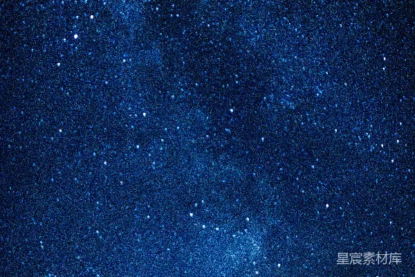 高清摄影 一群人在夜空下站在一座山顶上，夜空中布满了星星。