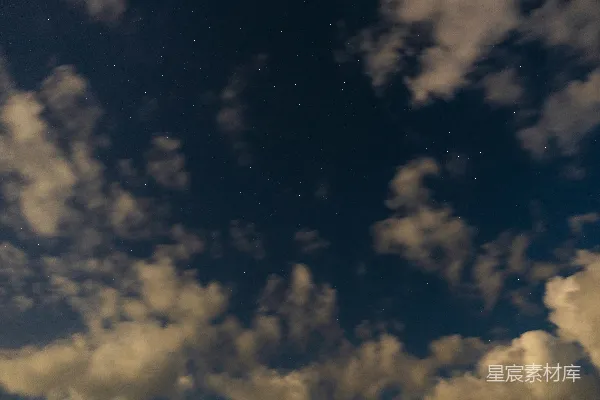 高清摄影 天空布满了云朵和星星。