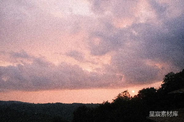 高清摄影 夕阳正西沉，山峦树木中。