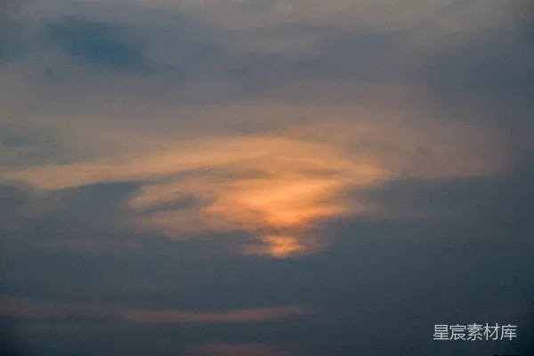 高清摄影 阴云密布的天空中有一抹夕阳。