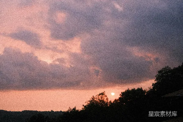 高清摄影 云层密布的天边，夕阳正在西沉。