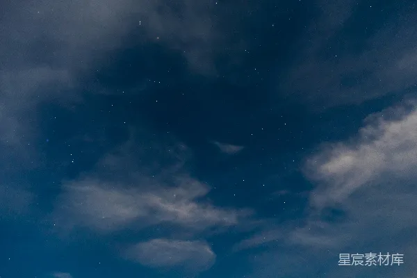 高清摄影 天空布满了星星和云朵。