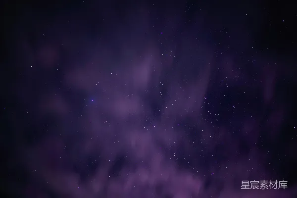 高清摄影 夜空中布满了星星和云彩。