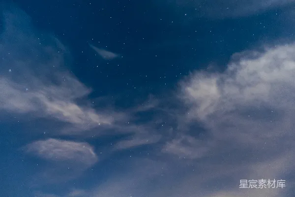 高清摄影 夜空布满了星星和云彩。