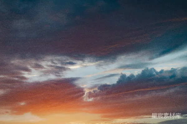 高清摄影 太阳正落海面，一艘船在水中。