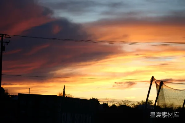高清摄影 夕阳正挂在铁丝网后