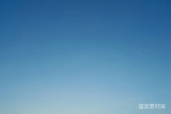 高清摄影 夕阳正洒在远处的山脉上。