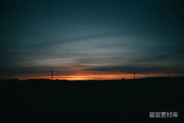 高清摄影 夕阳正在田野的地平线上落下。