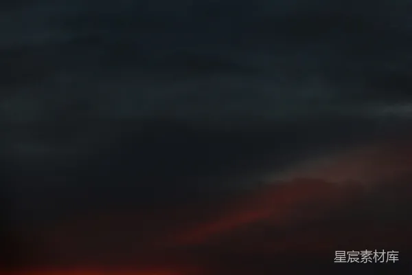 高清摄影 一架飞机在天空中飞行，背景是夕阳。