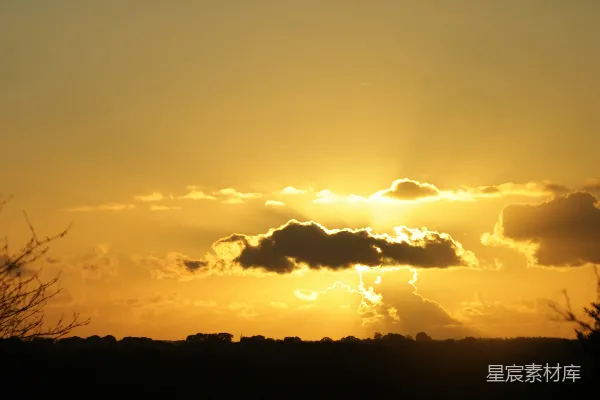 高清摄影 太阳正落在这片云后。