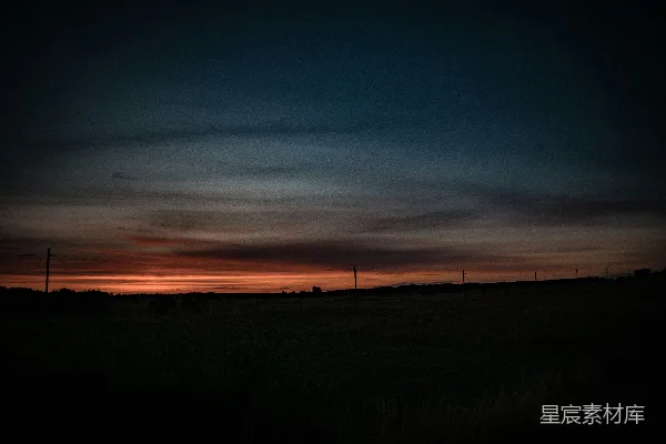 高清摄影 夕阳正在一片草地落下。