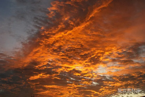 高清摄影 夕阳西下，天空中有云。