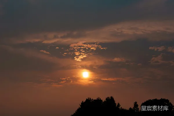 高清摄影 夕阳透过乌云洒落在树影之上
