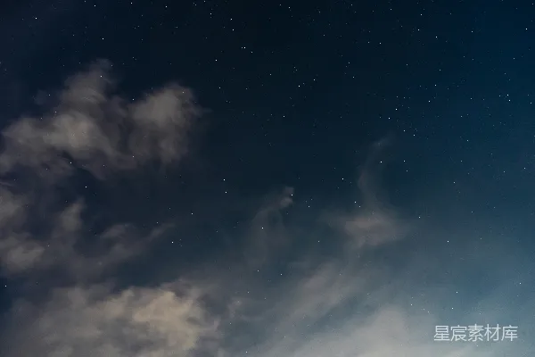 高清摄影 一个有几朵云和星星的夜空
