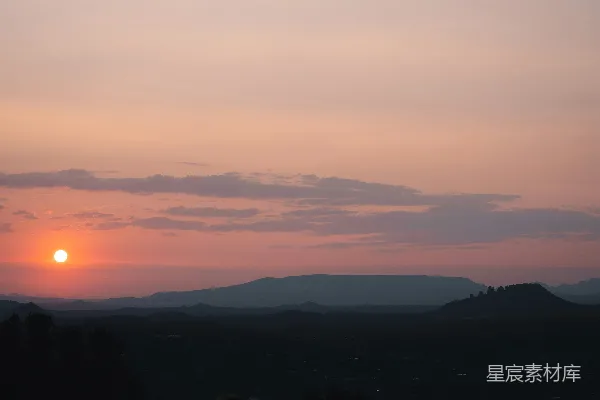 高清摄影 夕阳笼罩着山脉。