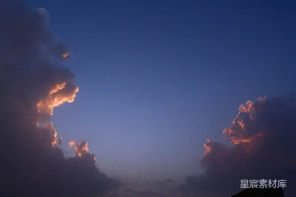 高清摄影 天空中有一大片云，背景中有一座建筑物。