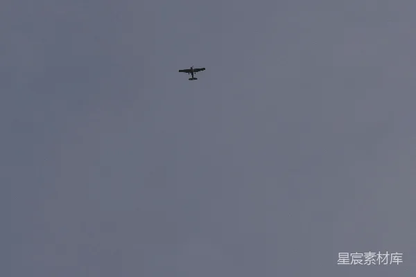 高清摄影 一架飞机在空中高飞。